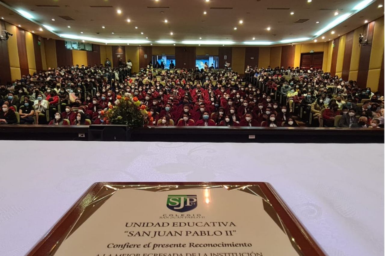 Grupo de estudiantes en su graduación en Ecuador