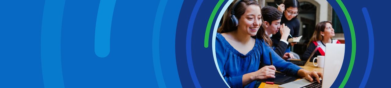 Estudiante en computador, educación online en Ecuador